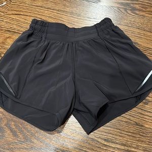 Lululemon Black 4’ Low Rise Hotty-Hots Size 0